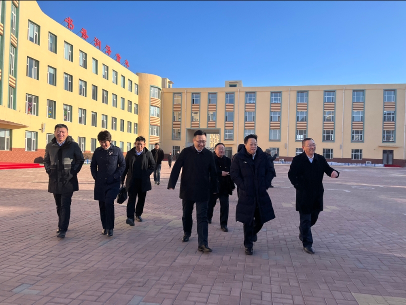 中国科学院院士、东北师范大学校长刘益春一行莅临通榆县实验小学校调研